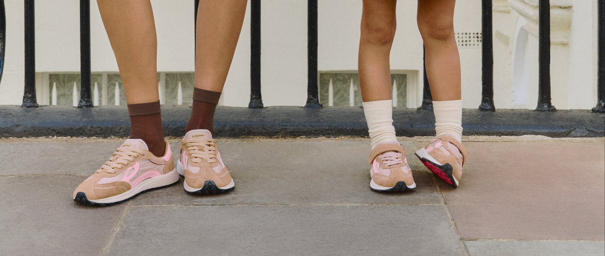 Adult i infant caminant amb les sabatilles barefoot Lejan Melrose per un carrer de Londres