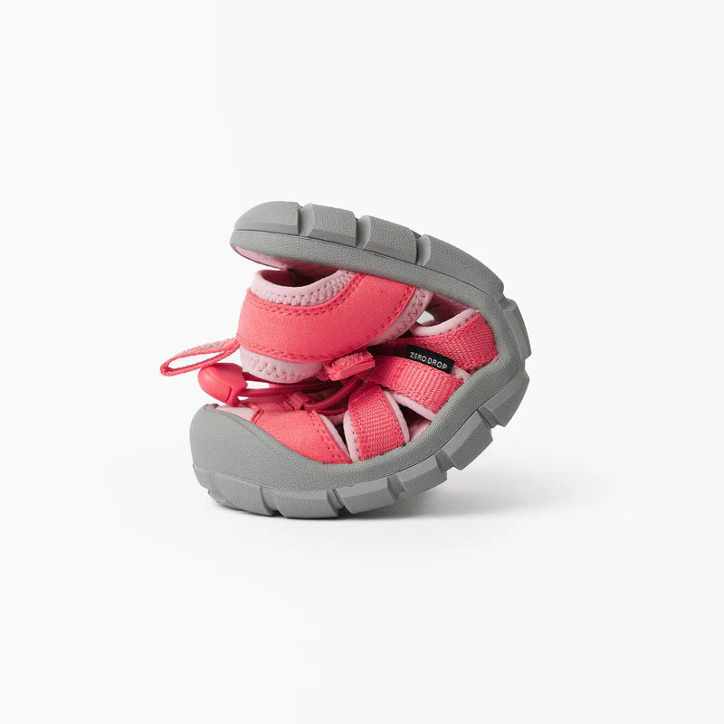 Sandàlia barefoot infantil Naw Lur Sandal Coral demostrant la flexibilitat de la sola.
