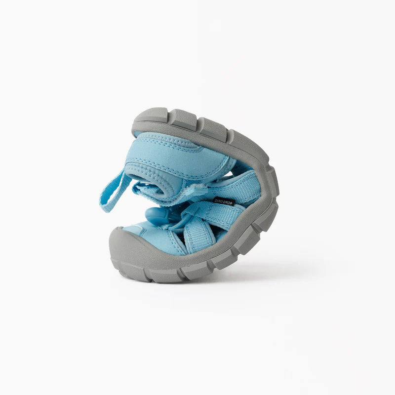 Sandàlia barefoot infantil Naw Lur Sandal Seafoam demostrant la flexibilitat de la sola.