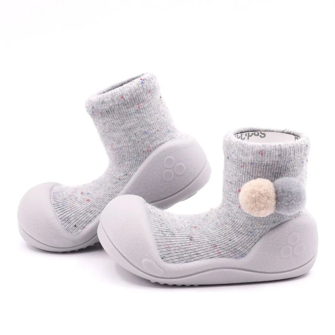 Attipas Shooting Star Gray per a nadons, amb sola flexible antilliscant, puntera ampla i cotó transpirable per als primers passos.