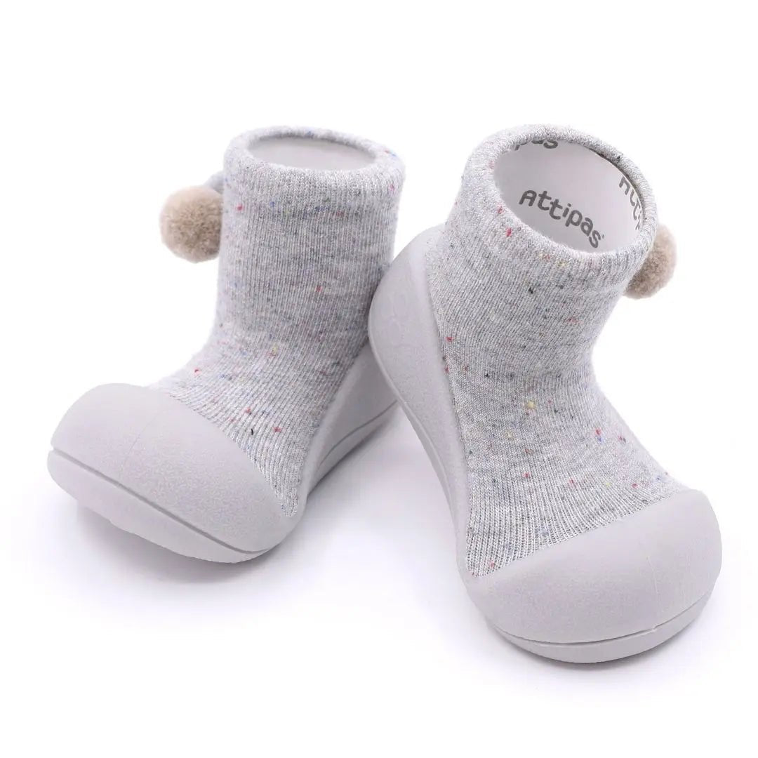 Attipas Shooting Star Gray per a nadons, amb sola flexible antilliscant, puntera ampla i cotó transpirable per als primers passos.