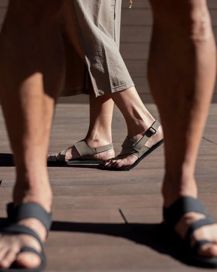 Brambas Goa Chocolate, sandàlia barefoot marró amb corretges ajustables i sola flexible minimalista.