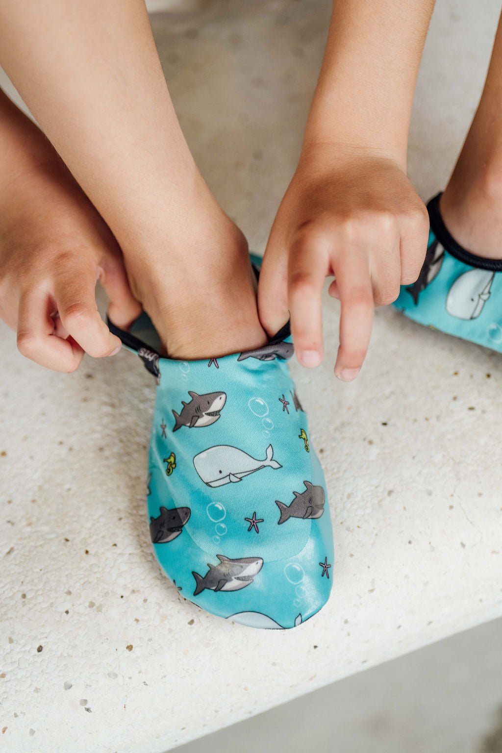 Snugi Kids Aigua, sabatilla aquàtica barefoot infantil amb estampat marí i sola antilliscant flexible.