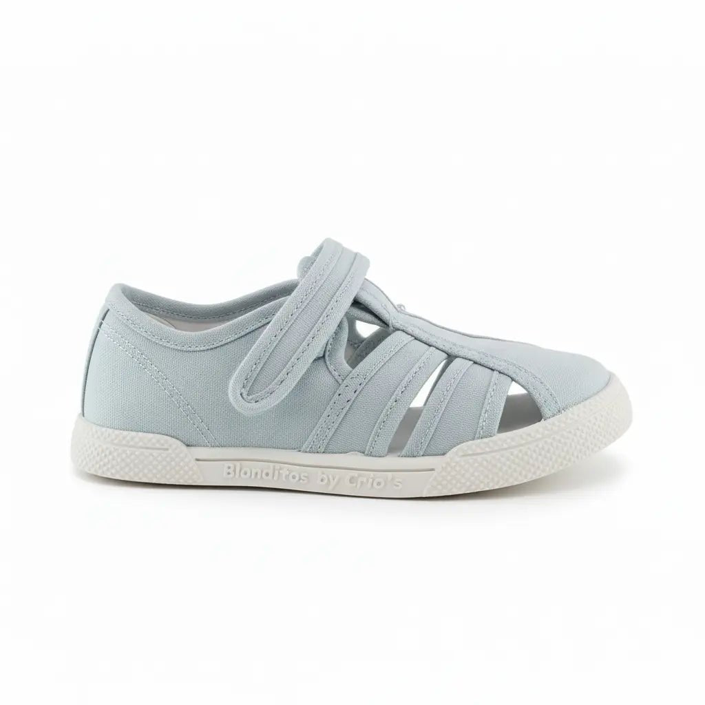 Blanditos Mango blau clar, sandàlia respectuosa infantil amb velcro i disseny obert transpirable.
