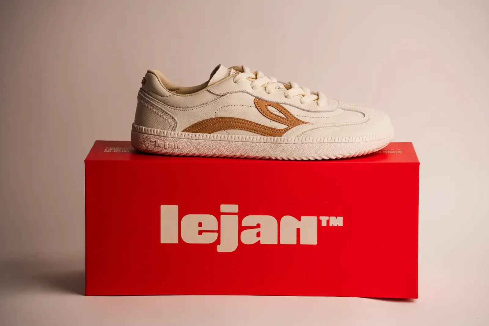 Lejan One Horma Plus White, sabatilla respectuosa blanca amb horma ampla i sola flexible.