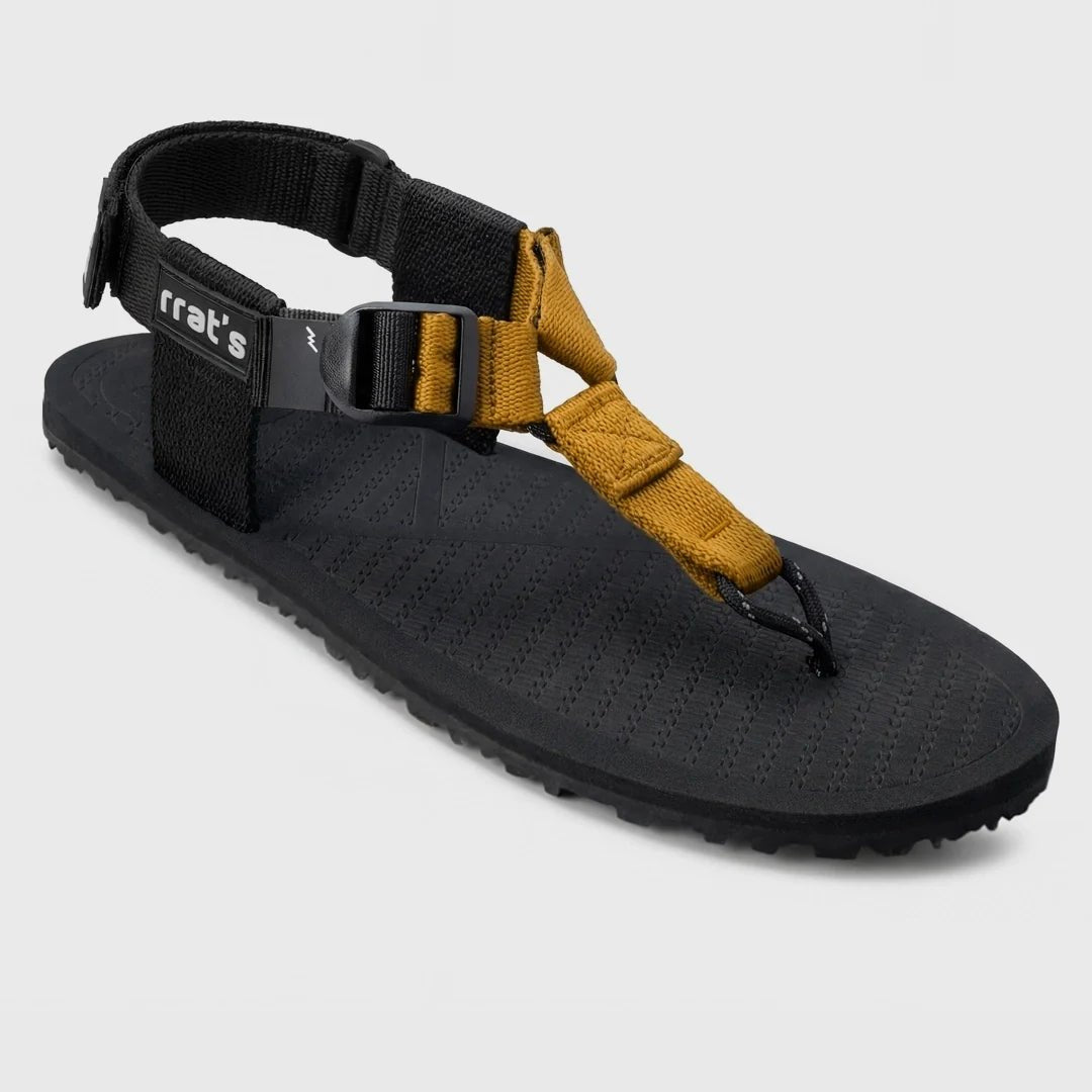 Sandàlies barefoot RRAT’s Y-Minimal mostassa amb sola Vibram flexible i disseny minimalista. Vista a 45 graus.