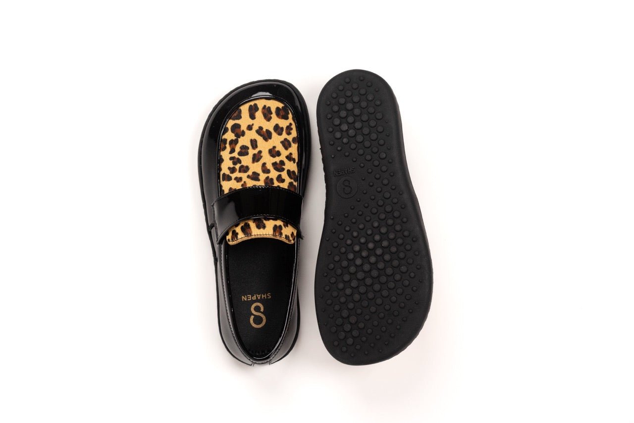 Mocassins barefoot Shapen Sheen Leo en cuir i camussa amb acabat brillant, puntera ampla i sola flexible.
