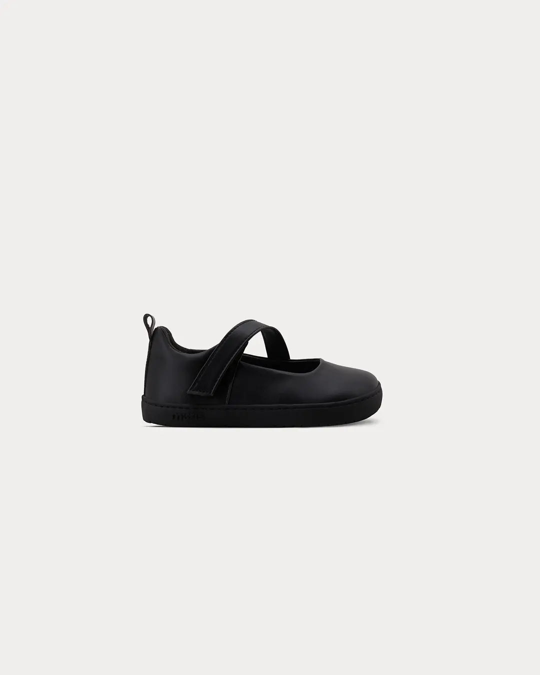 Muris Sienna Mini negra, ballarina barefoot infantil amb velcro, puntera ampla i sola flexible per afavorir el moviment natural del peu.