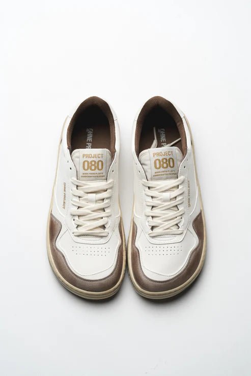 Ohne Project 080 Bark Suede, sneaker barefoot vegana blanca i marró amb sola flexible i estil retro.