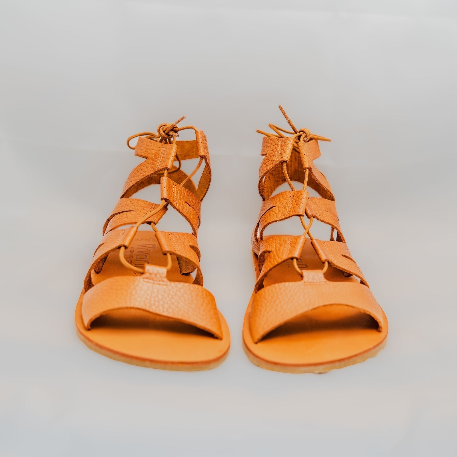 Sandàlies barefoot Vivant 8103 Vic.Rus de pell natural marró amb cordons ajustables, horma ampla i sola flexible zero drop.