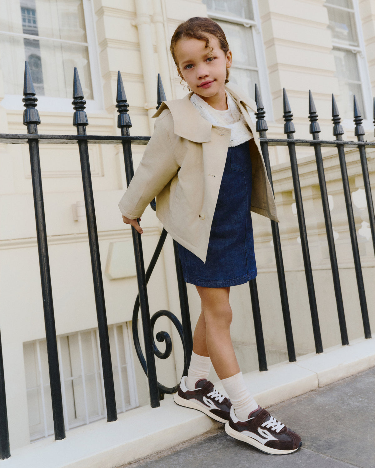 Nina al carrer amb les sabatilles barefoot infantils Lejan Melrose Kids