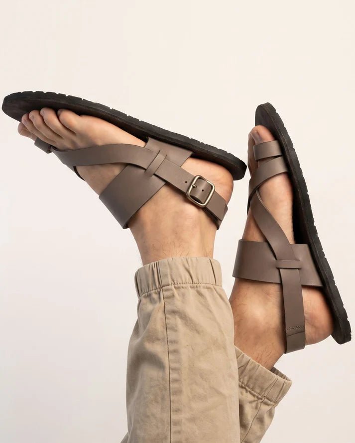 Brambas Goa Chocolate, sandàlia barefoot marró amb corretges ajustables i sola flexible minimalista.
