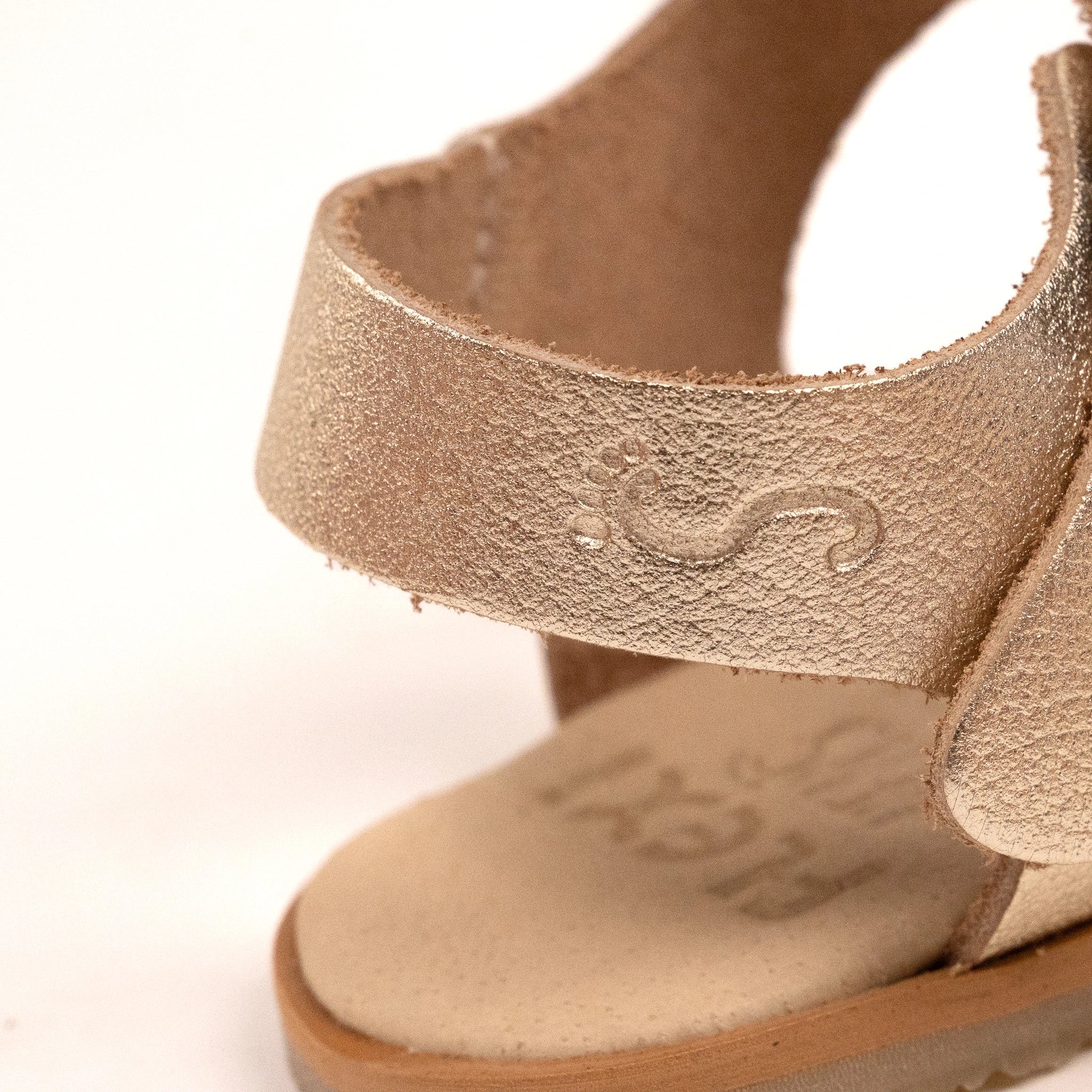 Flexinens Caprone 5135-PR, sandàlia respectuosa infantil rosa daurat amb sola flexible i tancament ajustable.