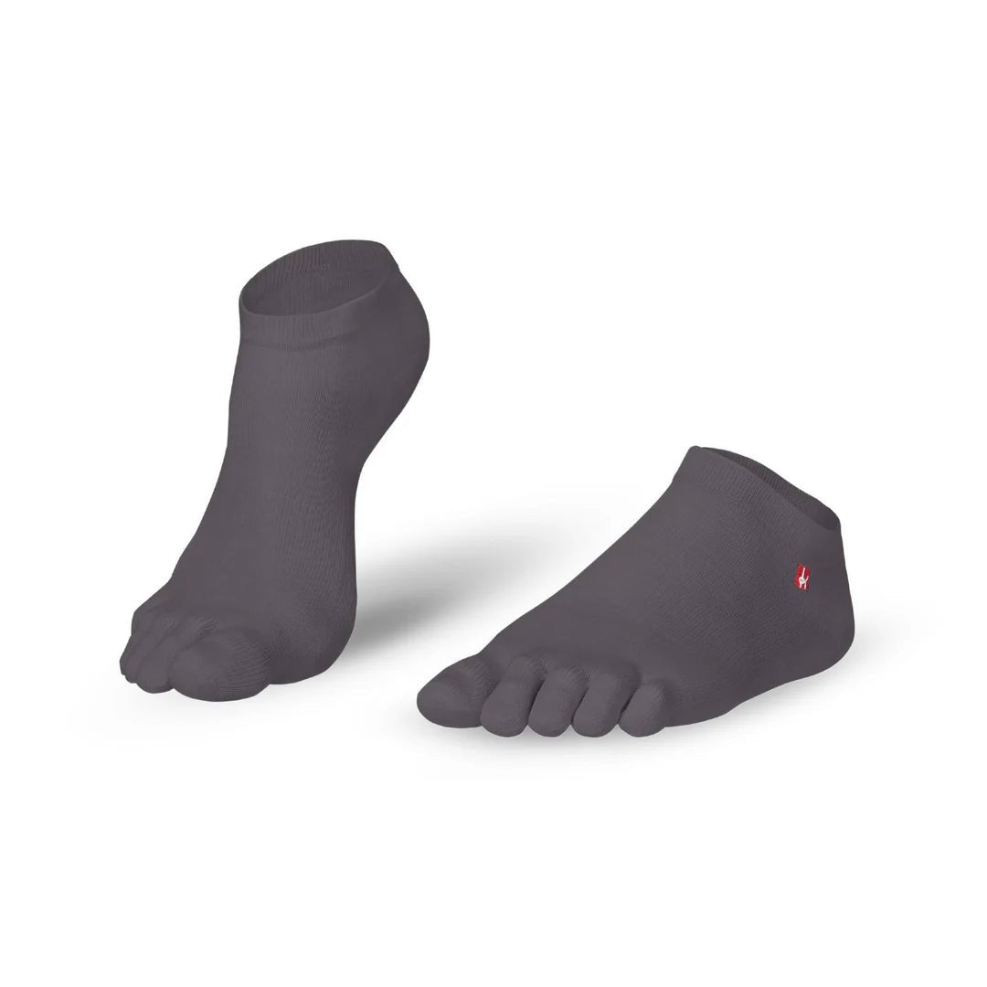 Mitjons Knitido Track & Trail marrons amb dits separats i teixit transpirable per a running i ciclisme.