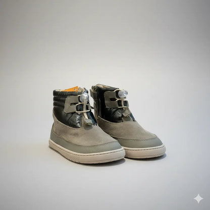 Botes barefoot infantils Blanditos Lion Verde amb velcro, cordons elàstics i sola flexible zero drop.