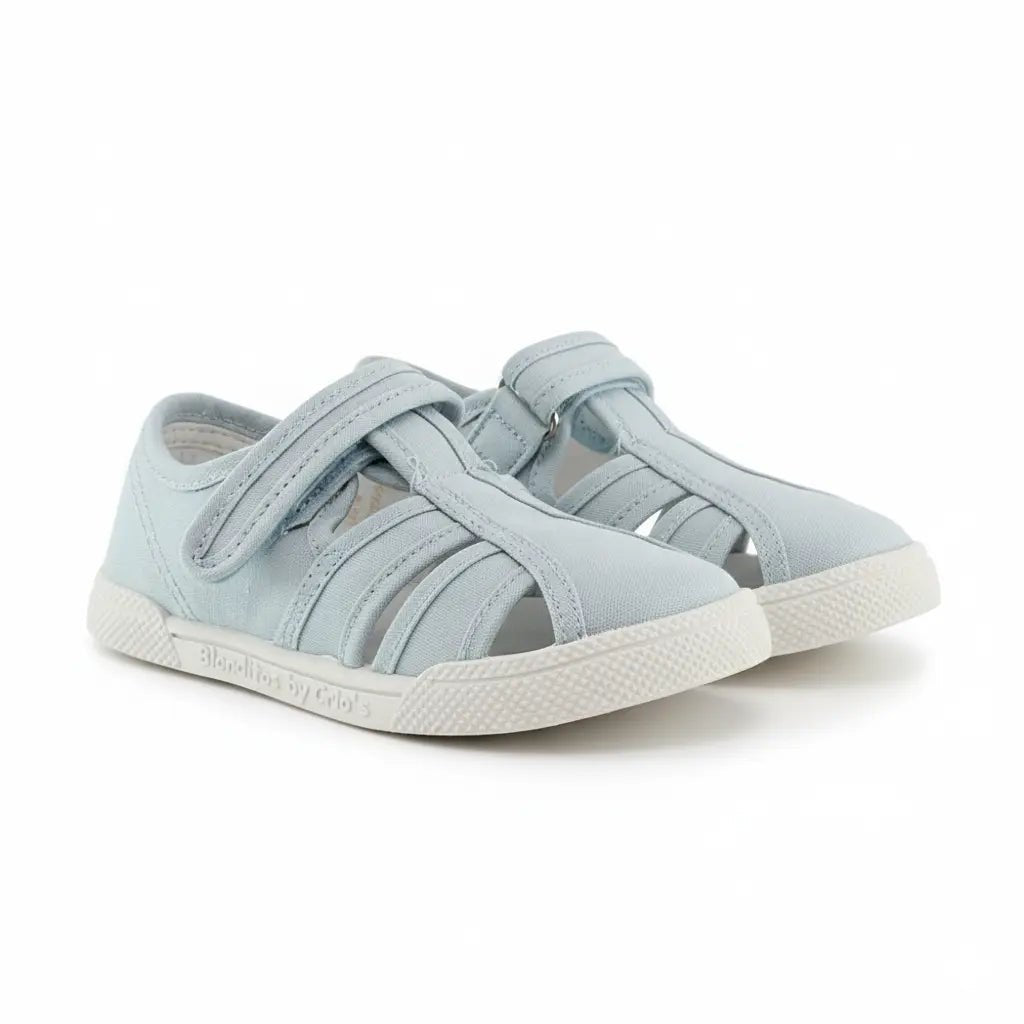 Blanditos Mango blau clar, sandàlia respectuosa infantil amb velcro i disseny obert transpirable.