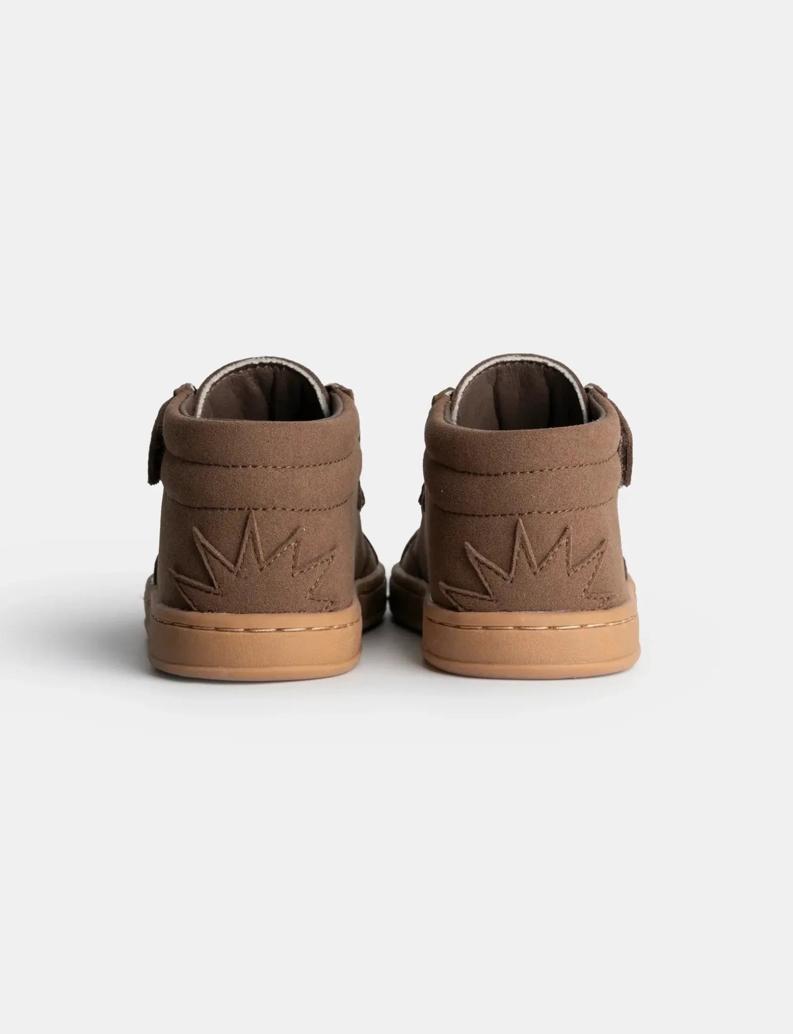 Koops Mat Marrón, sabata respectuosa infantil marró amb doble velcro i sola flexible zero drop.