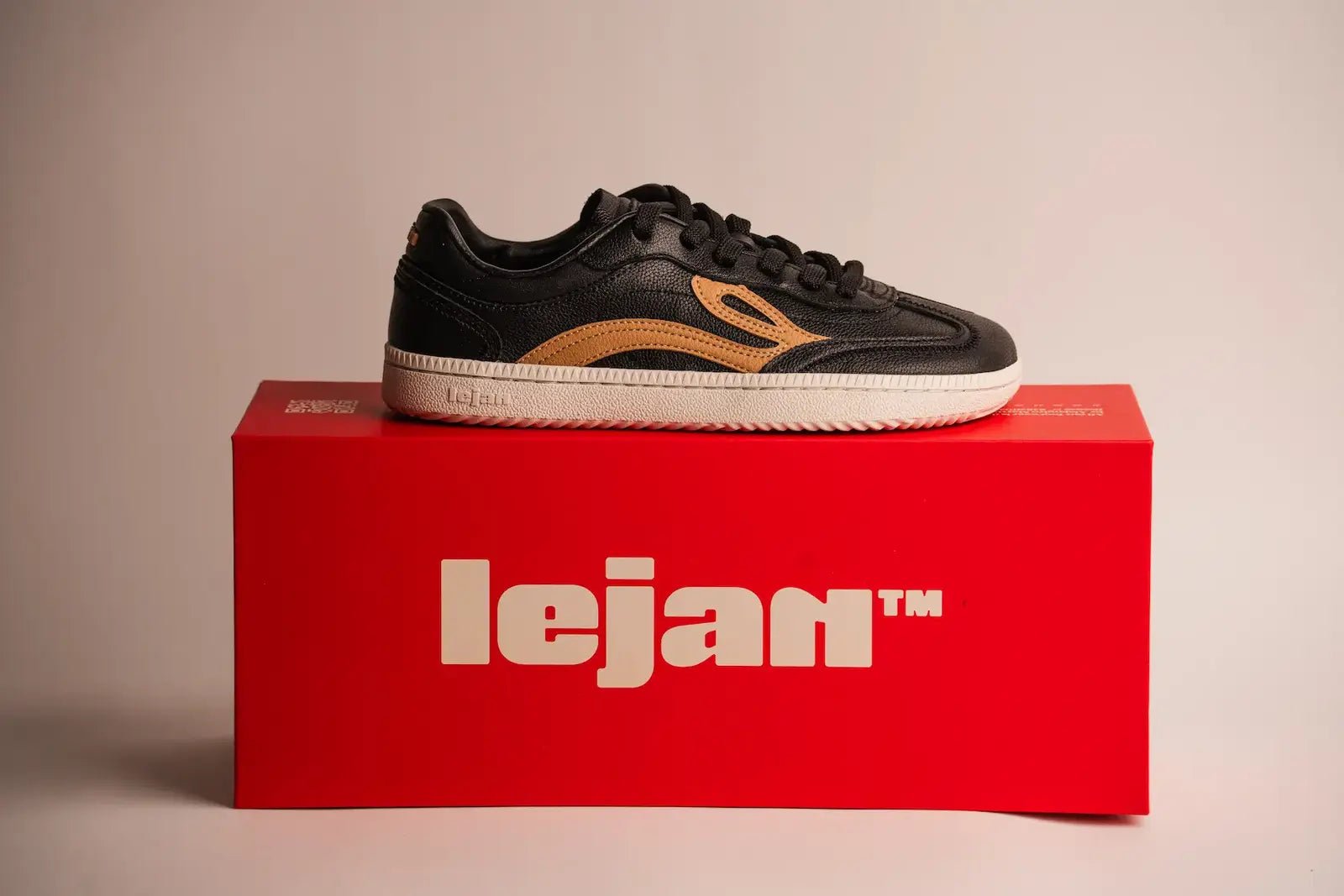 Lejan One Horma Plus Black, sabatilla respectuosa negra amb horma ampla i sola flexible.