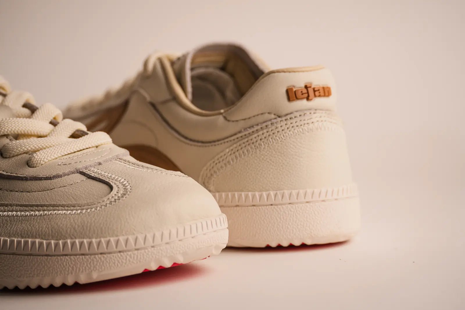 Lejan One Horma Plus White, sabatilla respectuosa blanca amb horma ampla i sola flexible.