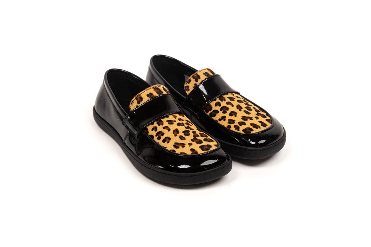 Mocassins barefoot Shapen Sheen Leo en cuir i camussa amb acabat brillant, puntera ampla i sola flexible.