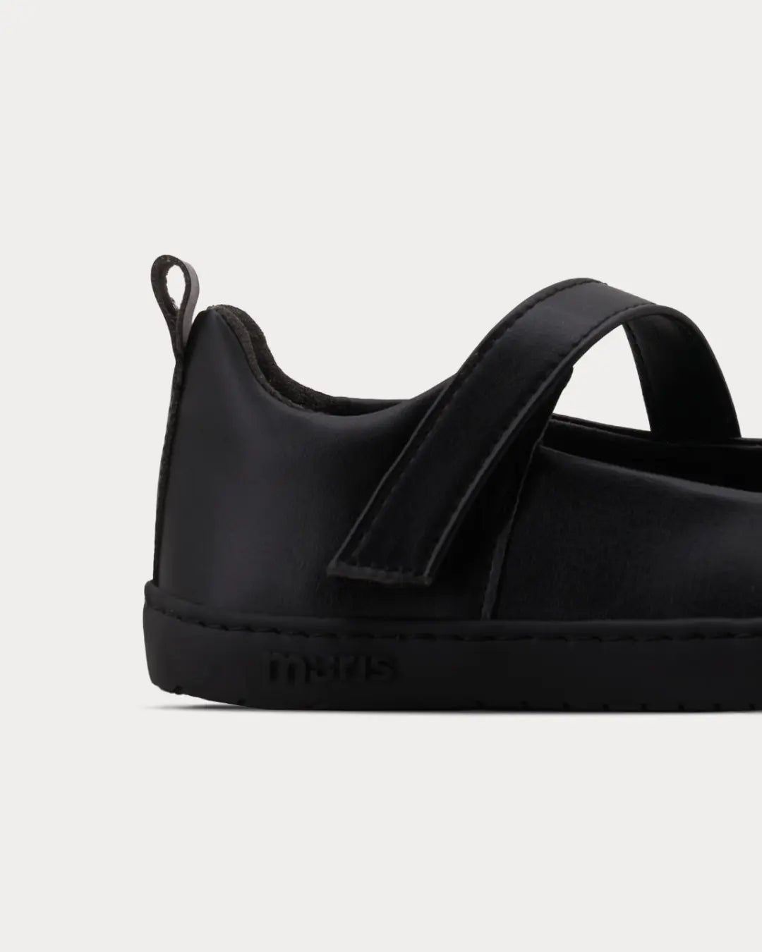 Muris Sienna Mini negra, ballarina barefoot infantil amb velcro, puntera ampla i sola flexible per afavorir el moviment natural del peu.