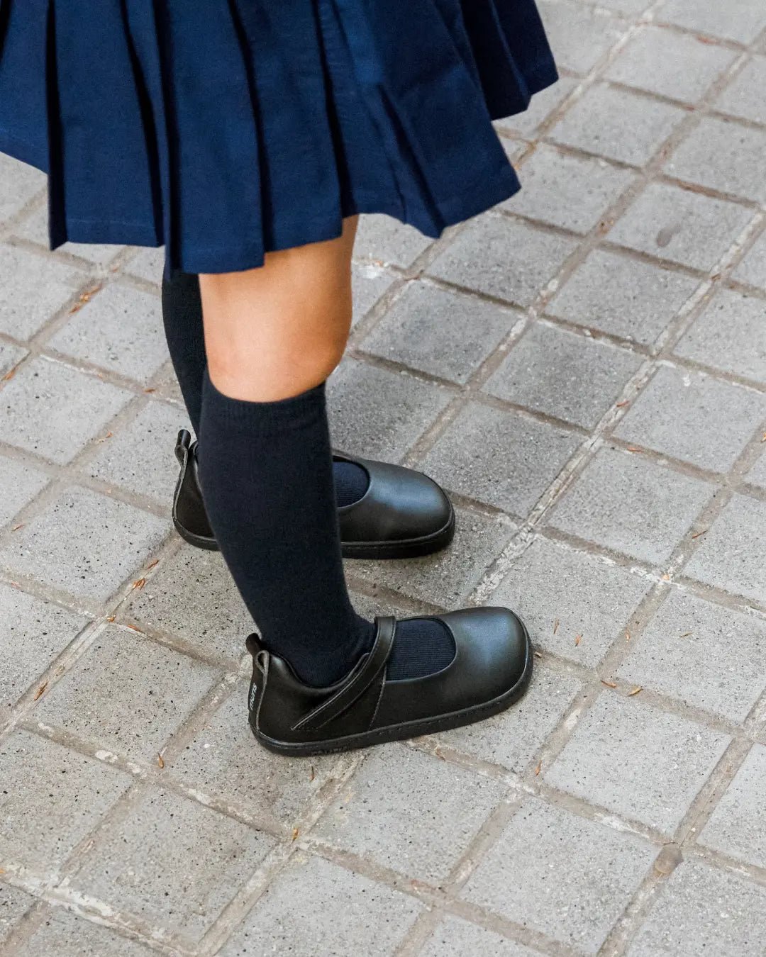 Muris Sienna Mini negra, ballarina barefoot infantil amb velcro, puntera ampla i sola flexible per afavorir el moviment natural del peu.