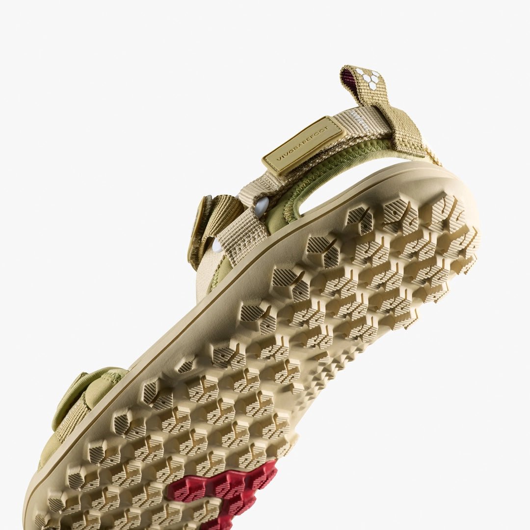 Vivobarefoot Tracker Ora Sandal Dune, sandàlia barefoot outdoor amb sola All Terrain i ajust amb velcro.